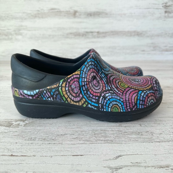 CROCS Neria Pro II Dual Comfort Graphic Multicolor Rainbow Kaleidoscope Clogs 7 - Picture 4 of 9